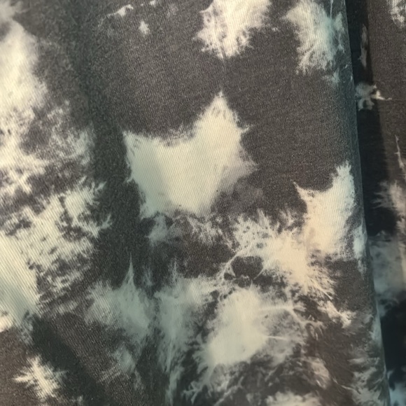 Gray and white tie-dyed pull over sweater - Picture 4 of 4